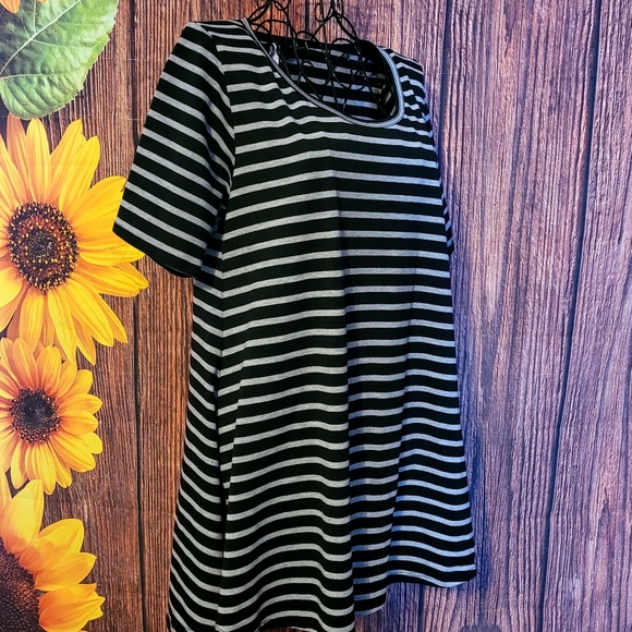 LuLaRoe High-Low Short Sleeve Top - Picture 1 of 5